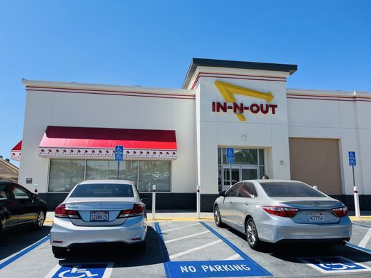 In-N-Out Burger by null
