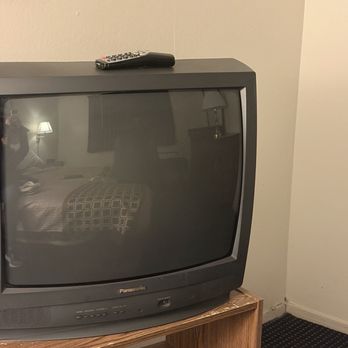 Coral Reef Inn & Suites - Old tv sitting on chipped worn out table - Hotels Near Me - Alameda, California
