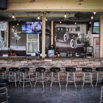 Aly Annes Bar and Grill - Back Aly Patio - Bars Near Me - Dwight, Illinois