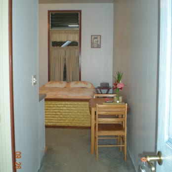 D & S Bed and Breakfast - Table and chairs. - Bed & Breakfast Near Me - Hilo, Hawaii