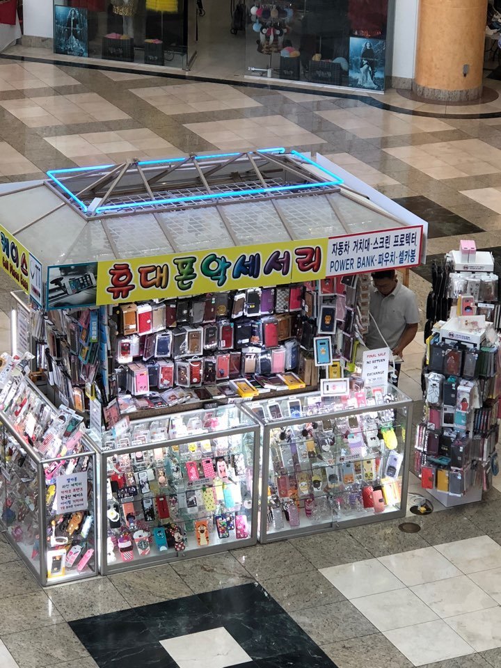 THE CASE SHOP Updated March 2024 3250 W Olympic Blvd, Los Angeles