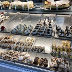 Bakery on Mavis - Bakery on Mavis - pastry displays