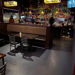 Empty bar due to extremely poor service