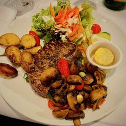 Hollenstedter Hof - Rumpsteak mit gebratenen Champignons und Zwiebeln, Drillingen und Kräuterbutter 29,90€