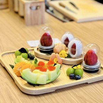 Elly Amai - Large fruit chirashi - Pop-up Shops Near Me - Santa Monica, California Elly Amai - Large fruit chirashi - Pop-up Shops Near Me - Santa Monica, California