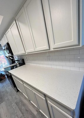 Kitchen Remodels - Our kitchen remodeling services are designed to elevate this important space—making it more beautiful, more functional, and more aligned with your lifestyle.
Our kitchen remodeling services include:
- Custom or semi-custom cabinetry and hardware
- Countertop installation (quartz, granite, butcher block, etc.)
- Backsplashes, tilework, and lighting design
- Layout redesigns and open-concept conversions
- Appliance integration and smart kitchen features
- Flooring, painting, and trim work