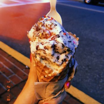 Kilwins Ice Cream - Chocolate - Fudge - a hand holding an ice cream cone - Ice Cream & Frozen Yogurt Near Me - Babylon, New York Kilwins Ice Cream - Chocolate - Fudge - a hand holding an ice cream cone - Ice Cream & Frozen Yogurt Near Me - Babylon, New York