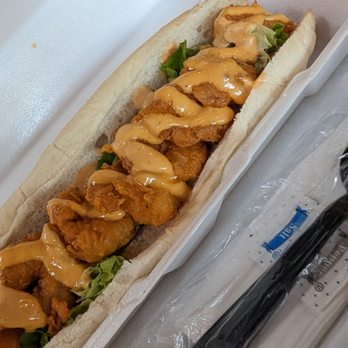 No Fork - Shrimp Po Boy (no tomato) - American Near Me - Beachwood, Ohio