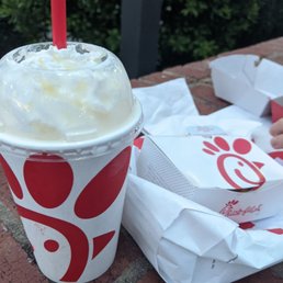 ows a cup of milkshake with a straw