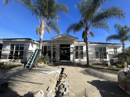 Sherman Oaks 5800 Sqft New Construction. - This is a brand new construction of a 5800 SQFT modern home, with 16ft high ceilings & an open kitchen concept.