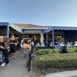 Chris' Taverna - Crowds outside