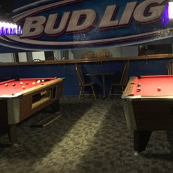 Redz Bar & Grill - Pool table area