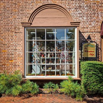 Christmas Shop - Outside photo of display windows - Shopping Near Me - Williamsburg, Virginia