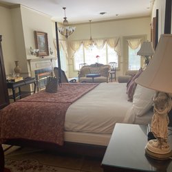 1896 House - Bed and the whole room
