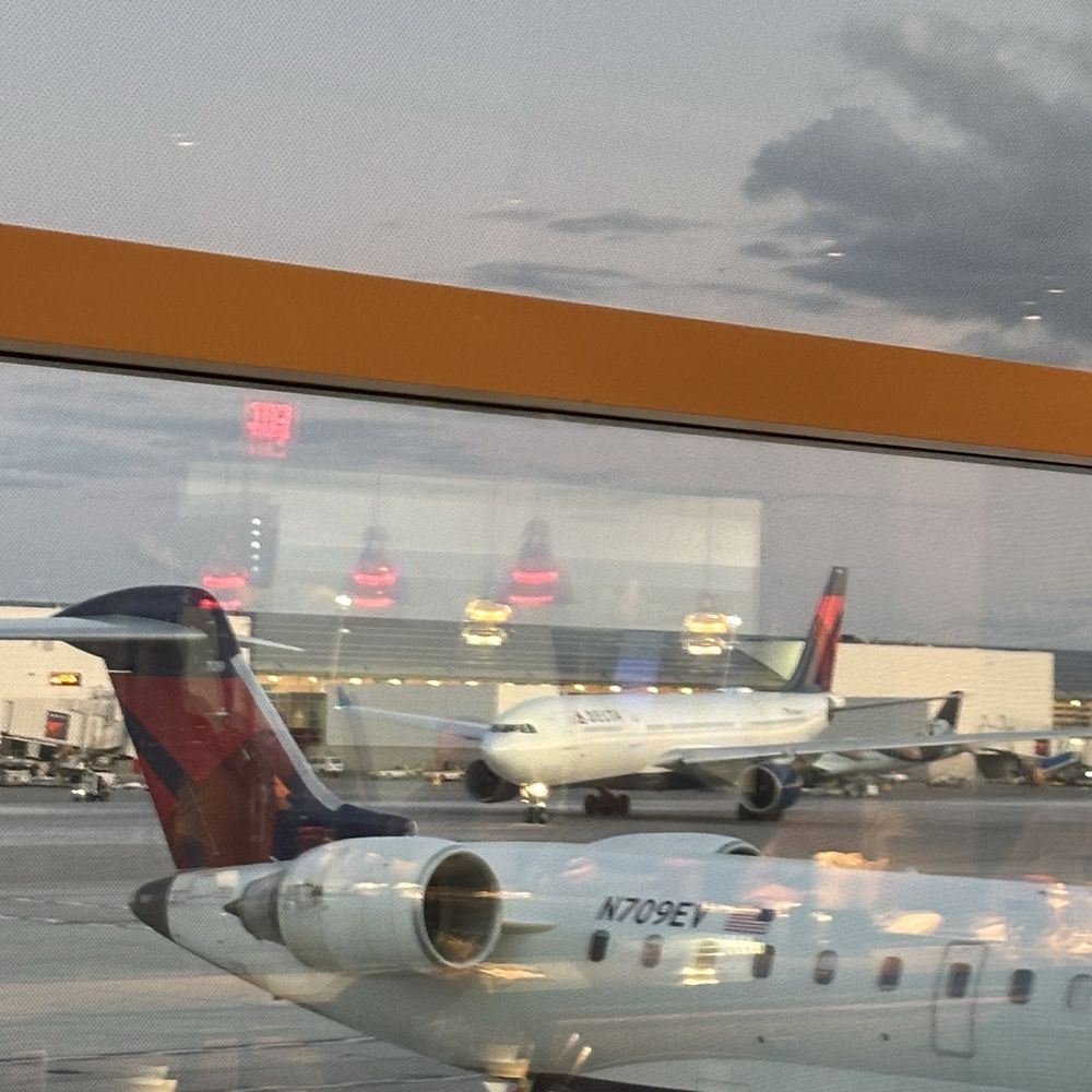 Delta Air Lines - Airlines Near Me - Detroit, Michigan