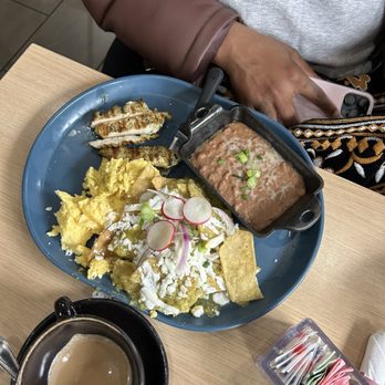 Gina's Kitchen +Catering - chilaquiles con pollo - Breakfast & Brunch Near Me - Rancho Cucamonga, California Gina's Kitchen +Catering - chilaquiles con pollo - Breakfast & Brunch Near Me - Rancho Cucamonga, California