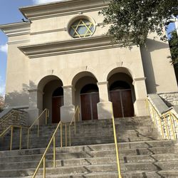 Baruch Hashem Messianic Synagogue - One of the entrances with stairs