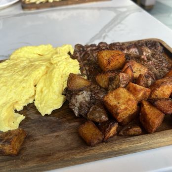 Americano, Lincoln Park - Steak & Eggs + potatoes - Cocktail Bars Near Me - Chicago, Illinois