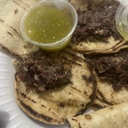 Tacos El Cacheton - Es algo ridiculo la cantidad de carne que ponen al taco. Es una burla para lo que se paga