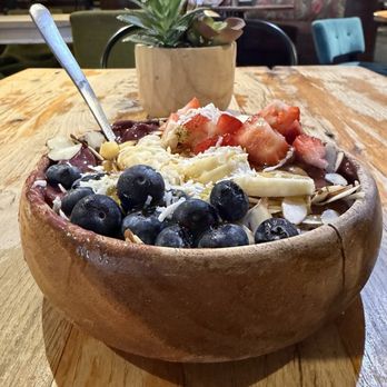 Hiking Hawaii Cafe - Summit Acai Bowl (gluten free) - Cafes Near Me - Honolulu, Hawaii