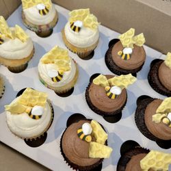 Yours Truly Cupcake - Bee themed cupcakes!