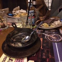 Ribs - La mesa llena de platos sucios