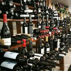 Adega Típica da Tala - Das zum Restaurant gehörende Weinregal