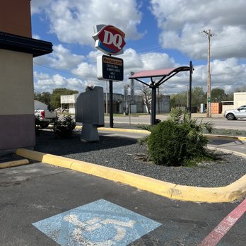 Dairy Queen - Signage - Ice Cream & Frozen Yogurt Near Me - Yorktown, Texas