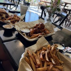 Avenue Eats - Burger, fries and wings.