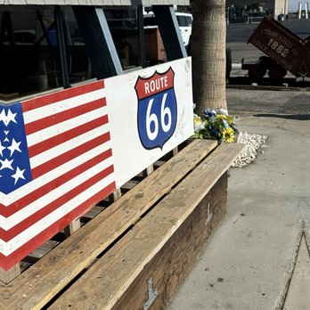 Ludlow Cafe - Outside waiting area - American Near Me - Ludlow, California