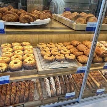 Paris Baguette - Pastry case - Bakeries Near Me - Tukwila, Washington