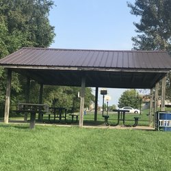 Potter Park - Shelter with basketball hoops behind