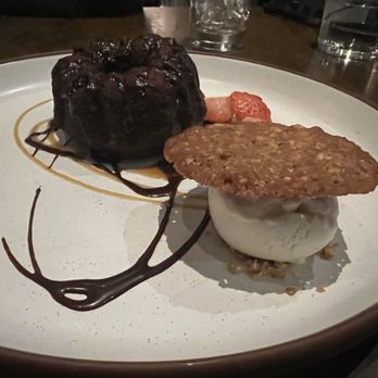 Earls Kitchen + Bar - This is supposed to be sticky toffee pudding. It's a dry hostess cake. - Cocktail Bars Near Me - Plano, Texas
