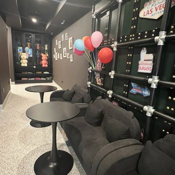 Charming Ice Bar - Cute Couch Seating - Ice Cream & Frozen Yogurt Near Me - Thousand Oaks, California