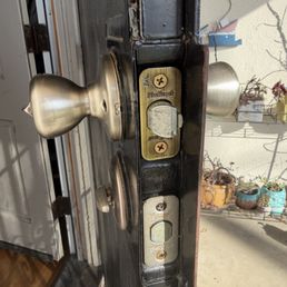 Clean install of new latch mechanism. Clean install of new latch mechanism.