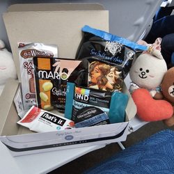 Hawaiian Airlines - What's in our snack box??? Yum!
