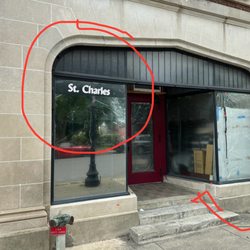 St Charles Hotel - St Charles Hotel Main Entrance not in service as you can see. Not accessible to the guess