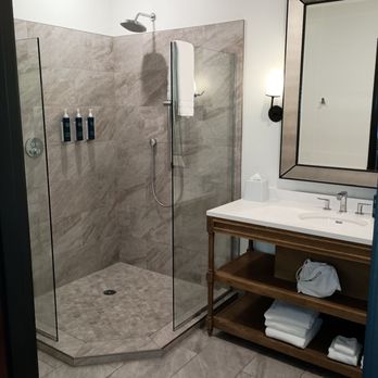 Four Points by Sheraton Santa Cruz Scotts Valley - Shower with no shower door that made a mess with water. Shower head is too high to adjust - Hotels Near Me - Scotts Valley, California