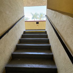 The stairs are a little bit hidden you kinda have to look for them