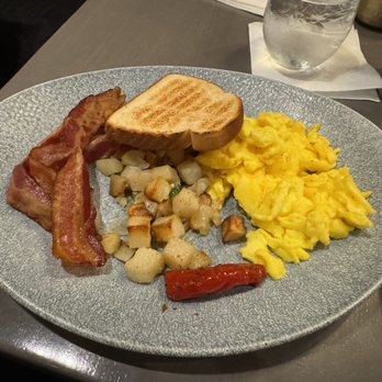 Ale & Compass Restaurant - American Breakfast - American Near Me - Orlando, Florida