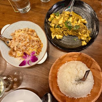 Lom Wong - Mango Salad, Stir Fried Crab, Rice - Thai Near Me - Phoenix, Arizona Lom Wong - Mango Salad, Stir Fried Crab, Rice - Thai Near Me - Phoenix, Arizona