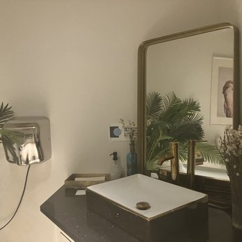 Hole In The Wall - Bathroom inside - Australian Near Me - Brooklyn, New York