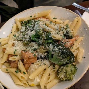 Brelundi - Pasta chicken and broccoli - Italian Near Me - Waltham, Massachusetts Brelundi - Pasta chicken and broccoli - Italian Near Me - Waltham, Massachusetts