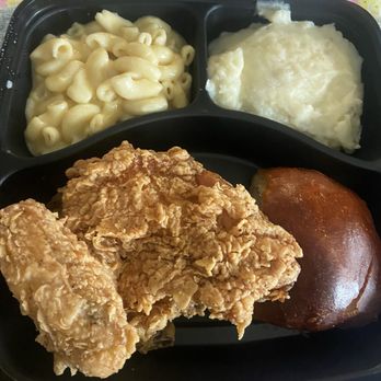 Luby's - Luann Fried Chicken mac and cheese and mashed potatoes with brown gravy. - American Near Me - San Antonio, Texas Luby's - Luann Fried Chicken mac and cheese and mashed potatoes with brown gravy. - American Near Me - San Antonio, Texas