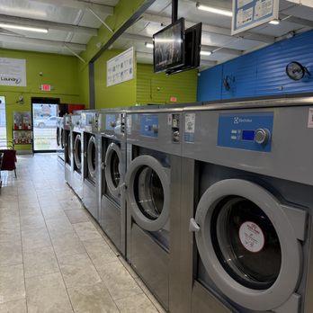 Bayshore Gardens - We look forward to your next visit where you'll experience a freshly painted Bayshore Gardens Laundromat. - Laundromat Near Me - Bradenton, Florida Bayshore Gardens - We look forward to your next visit where you'll experience a freshly painted Bayshore Gardens Laundromat. - Laundromat Near Me - Bradenton, Florida