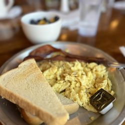 Brewhemia - Scrambled eggs, sour dough toast and bacon