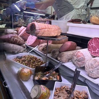 Salumeria Simoni - Meats on display - Salumerie Near Me - Bologna, BO