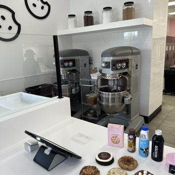 Crumbl - Calabasas - Bakeries Near Me - Calabasas, California