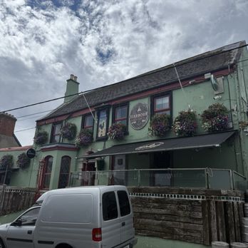 Abbey Tavern - Front entrance with its sweet patio - Pubs Near Me - Howth, D