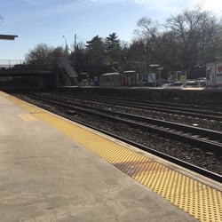 metro north Woodlawn Station - ......and the other way(sitting on Northbound side).